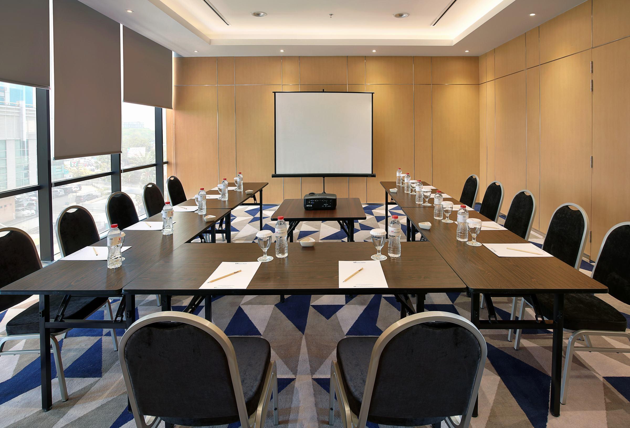 Swiss-Belinn Simatupang Jakarta Exterior foto